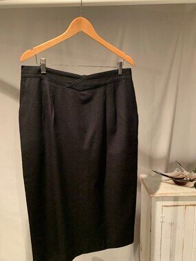 100% Pure Virgin Wool Black Midi Skirt - Made in Canada - Size 16